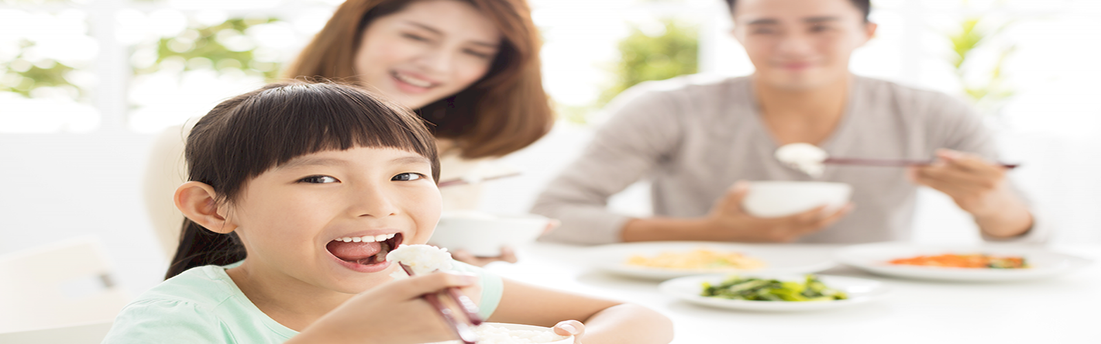 一家人吃饭幸福场景